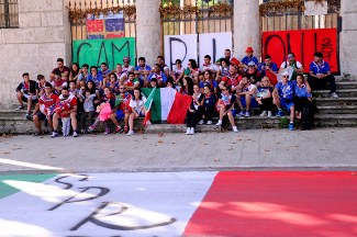 Foto ricordo di atleti e tifosi davanti al Sestiere al ritorno da Lecce.