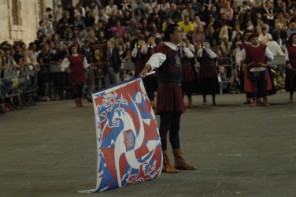 Il porta-bandiere del singolista Stefano Volponi 3 classificato alle gare interne Sbandieratori e Musici del 2005.