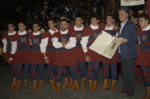 La Grande Squadra 3^ classificata alle gare interne Sbandieratori e Musici del 2005.