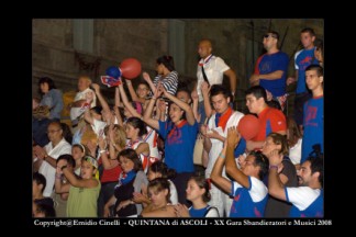 I tifosi di Porta Romana alle gare interne Sbandieratori e Musici del 2008.