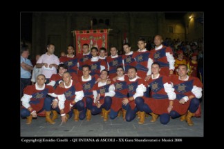 La Grande Squadra 2^ classificata alle gare interne Sbandieratori e Musici del 2008.