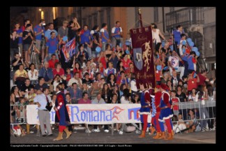 Gli sbandieratori ed i Musici di Porta Romana durante la cerimonia di presentazione delle gare interne Sbandieratori e Musici del 2009.