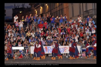 Gli sbandieratori ed i Musici di Porta Romana durante la cerimonia di presentazione delle gare interne Sbandieratori e Musici del 2009.