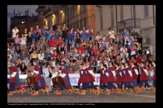 Gli sbandieratori ed i Musici di Porta Romana durante la cerimonia di presentazione delle gare interne Sbandieratori e Musici del 2009.