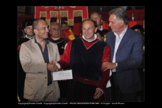 La Cerimonia di Premiazione durante le gare interne Sbandieratori e Musici del 2009.