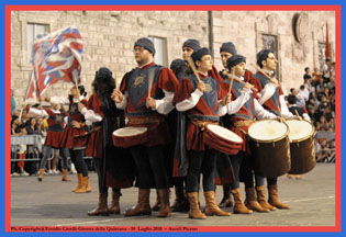 La Grande Squadra 2^ classificata ed i Musici 3 classificati alle gare interne Sbandieratori e Musici del 2010.