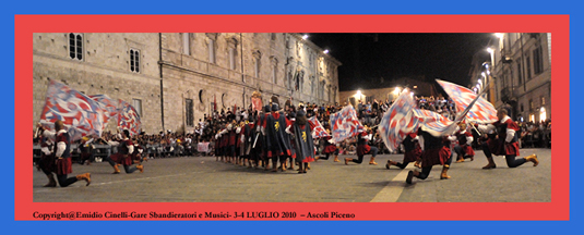 La Grande Squadra 2^ classificata ed i Musici 3 classificati alle gare interne Sbandieratori e Musici del 2010.