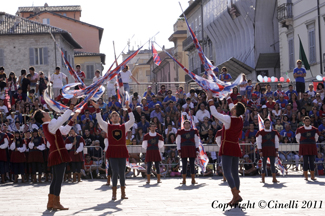 La Piccola Squadra 1^ classificata alle gare interne Sbandieratori e Musici del 2011.