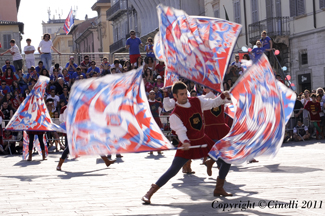 La Piccola Squadra 1^ classificata alle gare interne Sbandieratori e Musici del 2011.