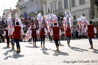 La Piccola Squadra 1^ classificata alle gare interne Sbandieratori e Musici del 2011.