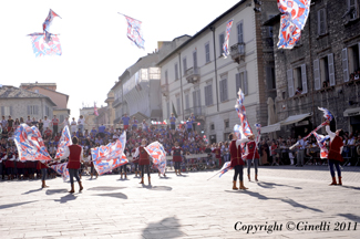 La Piccola Squadra 1^ classificata alle gare interne Sbandieratori e Musici del 2011.