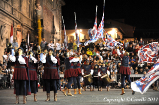 La Grande Squadra 3^ classificata ed i Musici 3 classificati alle gare interne Sbandieratori e Musici del 2011.