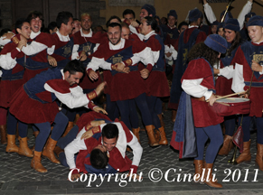 Porta Romana 1^ classificata in combinata e conquista del palio delle gare interne Sbandieratori e Musici del 2011.