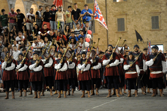 La Grande Squadra ed i Musici in azione.