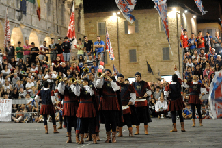 La Grande Squadra ed i Musici in azione.