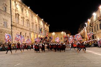 La Grande Squadra ed i Musici in azione.