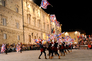 La Grande Squadra ed i Musici in azione.