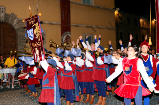 L'omaggio ai tifosi.