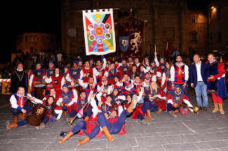 La foto di gruppo con il palio.