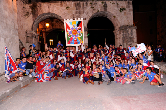 Foto di gruppo sotto Porta Gemina.