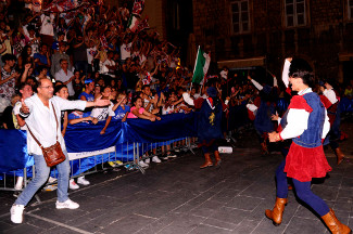 Omaggio ai tifosi per la vittoria della Grande Squadra.