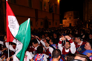 Omaggio ai tifosi per la vittoria della Grande Squadra.