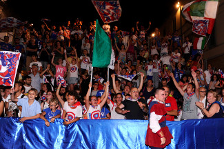 Omaggio ai tifosi per la vittoria della Grande Squadra.