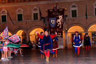 Il Caposestiere saluta i tifosi in Piazza del Popolo durante il corteo di ritorno.