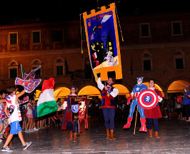 Il Palio degli Sbandieratori in Piazza del Popolo durante il corteo di ritorno.