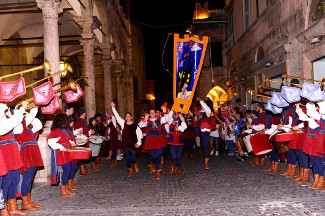 Il Palio degli Sbandieratori in Piazza del Popolo durante il corteo di ritorno.