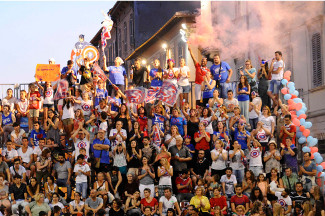 Tifosi rosso-azzurri.