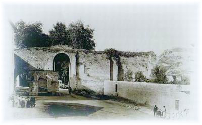 L'antica Porta Gemina.
