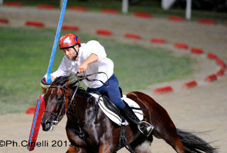 Emanuele Capriotti si lancia per il rettilinio finale del suo settimo palio.