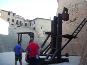 Il gruppo di Porta Romana a passeggio per Mondavio.