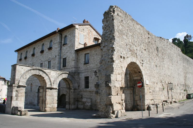 Foto n 1 di 18: Porta Gemina di giorno.