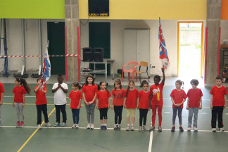 Gli alunni delle terze, quarte e quinte elementari si esibiscono nel saggio di fine anno.