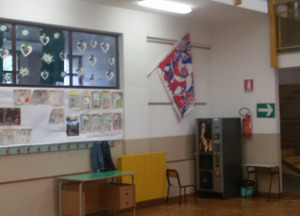 La bandiera del sestiere in mostra all'interno della scuola.