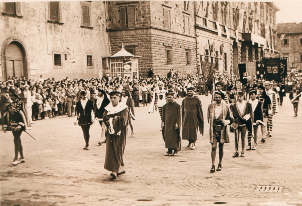 Foto n 1 di 27: La prima Offerta dei Ceri in Piazza Arringo [1955].