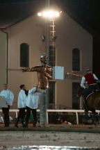 Il&nbsp;cavaliere&nbsp;Lorenzo&nbsp;Melosso&nbsp;del&nbsp;Sestiere&nbsp;Porta&nbsp;Romana&nbsp;in&nbsp;sella&nbsp;a&nbsp;Tago&nbsp;Island&nbsp;al&nbsp;2�&nbsp;bersaglio&nbsp;della&nbsp;1^&nbsp;tornata.