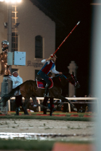 Il&nbsp;cavaliere&nbsp;Lorenzo&nbsp;Melosso&nbsp;del&nbsp;Sestiere&nbsp;Porta&nbsp;Romana&nbsp;in&nbsp;sella&nbsp;a&nbsp;Tago&nbsp;Island&nbsp;al&nbsp;3�&nbsp;bersaglio&nbsp;della&nbsp;1^&nbsp;tornata.