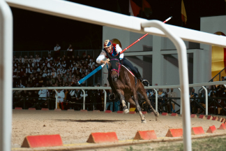 Il&nbsp;cavaliere&nbsp;Lorenzo&nbsp;Melosso&nbsp;del&nbsp;Sestiere&nbsp;Porta&nbsp;Romana&nbsp;in&nbsp;sella&nbsp;a&nbsp;Tago&nbsp;Island&nbsp;al&nbsp;rettilinio&nbsp;finale&nbsp;durante&nbsp;la&nbsp;1^&nbsp;tornata.