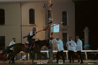 Il&nbsp;cavaliere&nbsp;Lorenzo&nbsp;Melosso&nbsp;del&nbsp;Sestiere&nbsp;Porta&nbsp;Romana&nbsp;in&nbsp;sella&nbsp;a&nbsp;Tago&nbsp;Island&nbsp;al&nbsp;1�&nbsp;bersaglio&nbsp;della&nbsp;2^&nbsp;tornata.