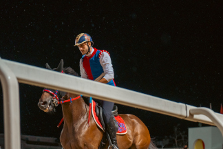 Il&nbsp;cavaliere&nbsp;Lorenzo&nbsp;Melosso&nbsp;del&nbsp;Sestiere&nbsp;Porta&nbsp;Romana&nbsp;in&nbsp;sella&nbsp;a&nbsp;Tago&nbsp;Island&nbsp;in&nbsp;pista&nbsp;per&nbsp;la&nbsp;3^&nbsp;tornata.