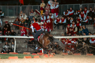 Il&nbsp;cavaliere&nbsp;Lorenzo&nbsp;Melosso&nbsp;del&nbsp;Sestiere&nbsp;Porta&nbsp;Romana&nbsp;in&nbsp;sella&nbsp;a&nbsp;Tago&nbsp;Island&nbsp;alla&nbsp;curva&nbsp;del&nbsp;Cassero&nbsp;durante&nbsp;la&nbsp;3^&nbsp;tornata.