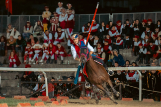 Il&nbsp;cavaliere&nbsp;Lorenzo&nbsp;Melosso&nbsp;del&nbsp;Sestiere&nbsp;Porta&nbsp;Romana&nbsp;in&nbsp;sella&nbsp;a&nbsp;Tago&nbsp;Island&nbsp;alla&nbsp;curva&nbsp;del&nbsp;Cassero&nbsp;durante&nbsp;la&nbsp;3^&nbsp;tornata.