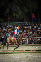 Il&nbsp;cavaliere&nbsp;Lorenzo&nbsp;Melosso&nbsp;del&nbsp;Sestiere&nbsp;Porta&nbsp;Romana&nbsp;in&nbsp;sella&nbsp;a&nbsp;Tago&nbsp;Island&nbsp;durante&nbsp;il&nbsp;riscaldamento.