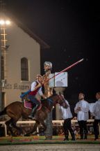 Il&nbsp;cavaliere&nbsp;Lorenzo&nbsp;Melosso&nbsp;del&nbsp;Sestiere&nbsp;Porta&nbsp;Romana&nbsp;in&nbsp;sella&nbsp;a&nbsp;Tago&nbsp;Island&nbsp;al&nbsp;1�&nbsp;bersaglio&nbsp;della&nbsp;1^&nbsp;tornata.