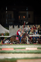 Il&nbsp;cavaliere&nbsp;Lorenzo&nbsp;Melosso&nbsp;del&nbsp;Sestiere&nbsp;Porta&nbsp;Romana&nbsp;in&nbsp;sella&nbsp;a&nbsp;Tago&nbsp;Island&nbsp;alla&nbsp;curva&nbsp;del&nbsp;Cassero&nbsp;durante&nbsp;la&nbsp;1^&nbsp;tornata.