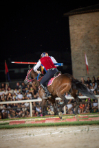 Il&nbsp;cavaliere&nbsp;Lorenzo&nbsp;Melosso&nbsp;del&nbsp;Sestiere&nbsp;Porta&nbsp;Romana&nbsp;in&nbsp;sella&nbsp;a&nbsp;Tago&nbsp;Island&nbsp;al&nbsp;2�&nbsp;bersaglio&nbsp;della&nbsp;1^&nbsp;tornata.
