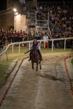 Il&nbsp;cavaliere&nbsp;Lorenzo&nbsp;Melosso&nbsp;del&nbsp;Sestiere&nbsp;Porta&nbsp;Romana&nbsp;in&nbsp;sella&nbsp;a&nbsp;Tago&nbsp;Island&nbsp;appena&nbsp;partito&nbsp;per&nbsp;la&nbsp;2^&nbsp;tornata.